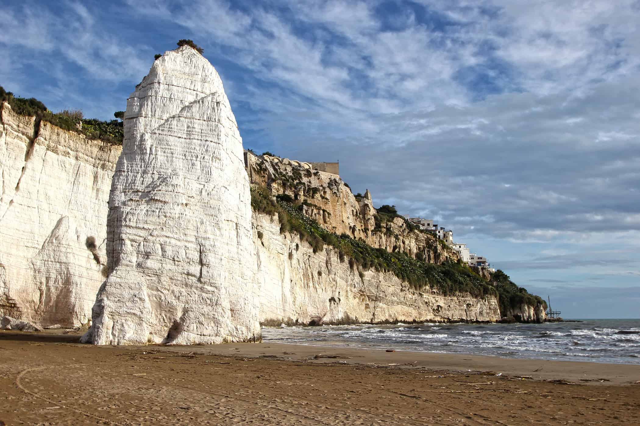 Bianco faraglione sulla spiaggia di Vieste: la leggenda di Cristalda e Pizzomunno, storia di un amore indissolubile cantata anche da Max Gazzè nella canzone omonima